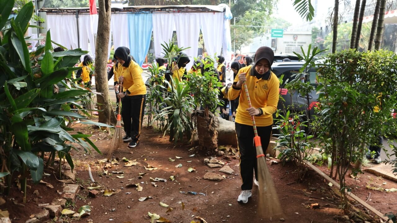 Polwan Polda Metro Jaya Gelar Apel Pagi dan Aksi Bersih-Bersih Serentak Sambut Hari Jadi ke-78