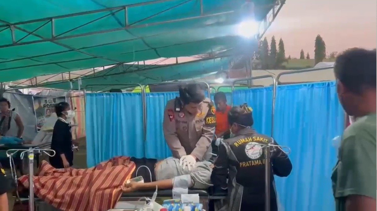 Pusdokkes Polri Berikan Layanan Kesehatan Gratis, 120 Warga Terdampak Gempa di Reo Telah Dilayani