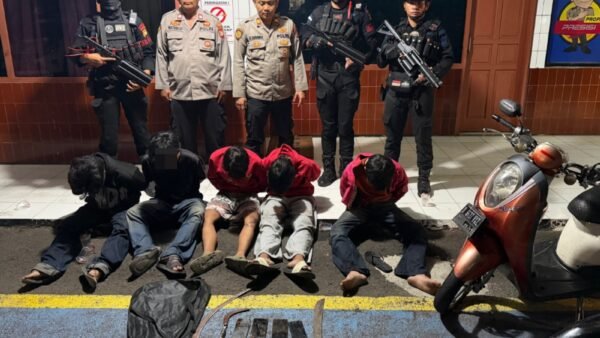 Brimob Polda Metro Jaya Amankan 5 Pelajar, Golok dan Celurit Disita di Tangsel