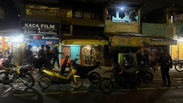 Brimob Polda Metro Jaya Patroli Jaktim, 5 Pemuda Diduga Bawa Tembakau Sinte Diamankan