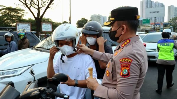 Waspadai Paparan Abu Vulkanik, Kapolres Metro Depok Bersama Polwan Bagikan Masker kepada Masyarakat