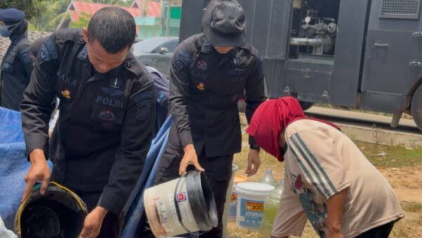 Brimob Polda Jambi Salurkan Air Bersih, Bantu Warga Terdampak Kekeringan di Muaro Jambi