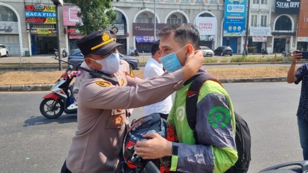 Antisipasi Abu Vulkanik, Polres Tangsel Bagikan 1.000 Masker dan Siram Jalan