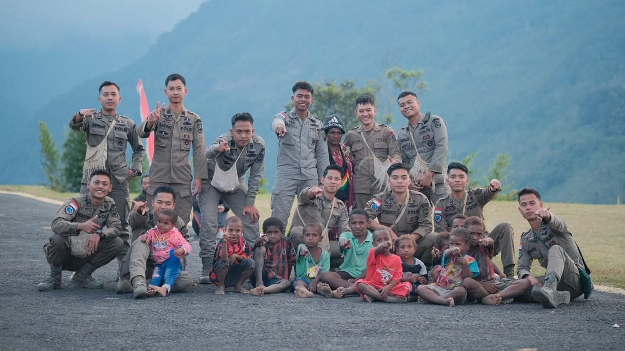 DELAPAN BULAN BERSAMA MASYARAKAT, SATGAS KEPOLISIAN OPERASI DAMAI CARTENZ-2026 TINGGALKAN KENANGAN KEKELUARGAAN DI KIWIROK