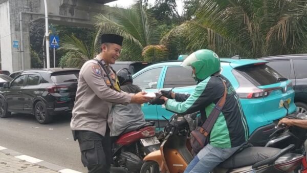 Jumat Peduli, Polsek Kelapa Gading Berbagi dengan Ojol dan Warga