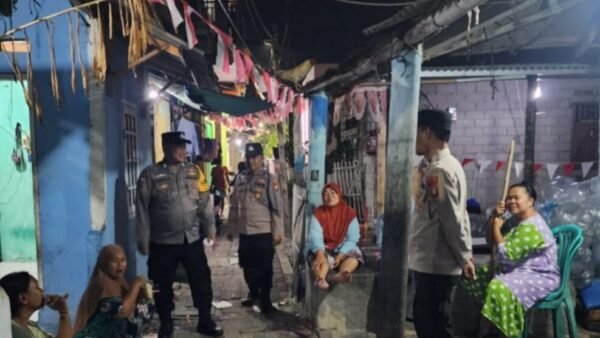 Polsek Kepulauan Seribu Utara Sosialisasikan Layanan 110 kepada Warga