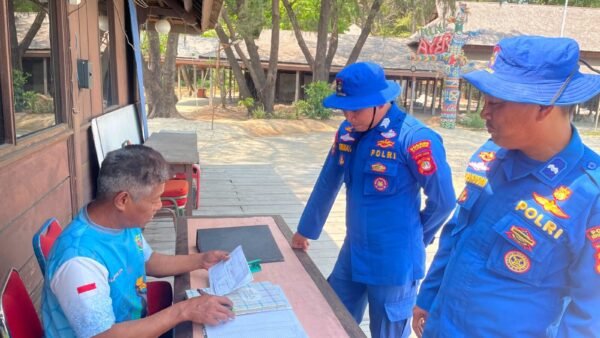 Satpolairud Kepulauan Seribu Sambangi Penjaga Pulau, Sosialisasikan Layanan 110
