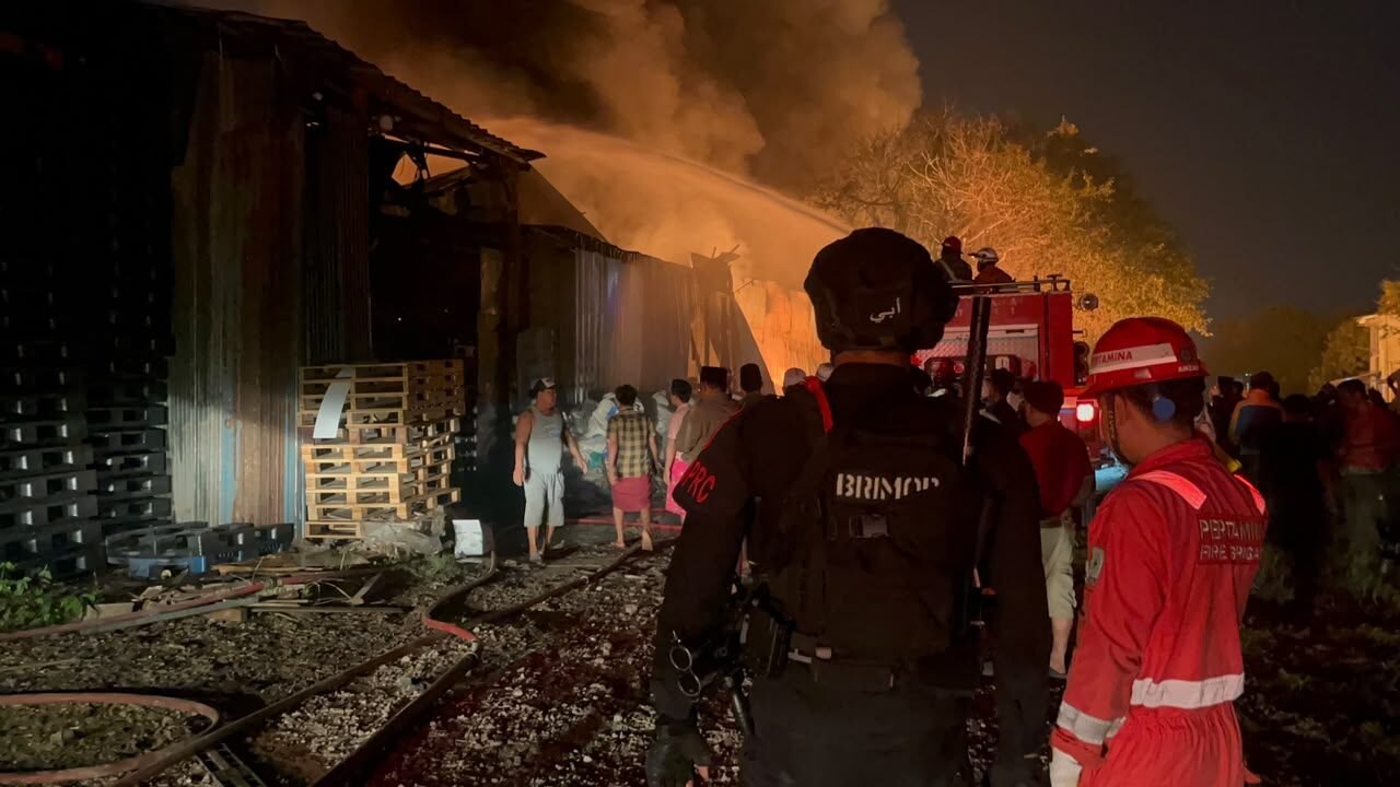 Brimob Polda Metro Jaya Bantu Penanganan Kebakaran Gudang Palet Saat Patroli Dini Hari di Bekasi