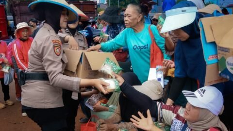 Polda Metro Jaya Bagikan Air Minum dan Makanan Ringan kepada Peserta Penyampaian Aspirasi