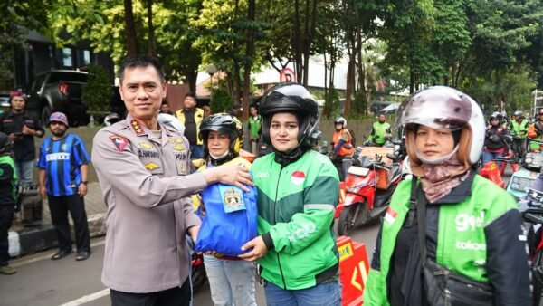 Sabtu Berkah Bersama Ojol, Kapolda Metro Jaya Ajak Pengemudi Utamakan Keselamatan