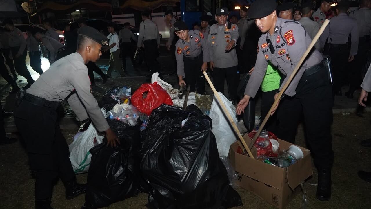 TNI – Polri, Pemprov DKI Bersihkan Sampah Usai Aksi