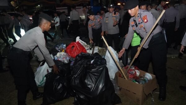 TNI – Polri, Pemprov DKI Bersihkan Sampah Usai Aksi